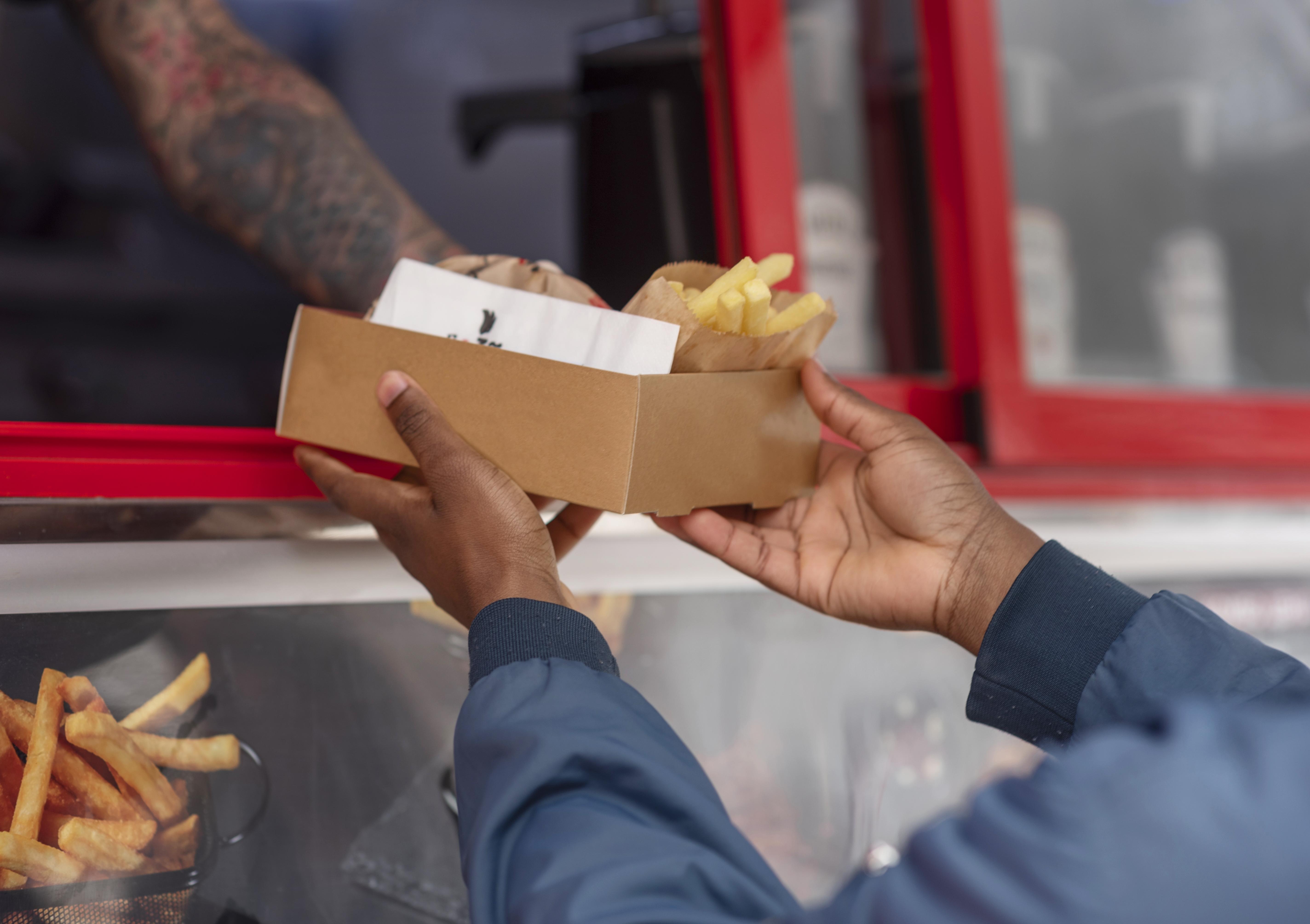 Menschen am BOXED Food Truck